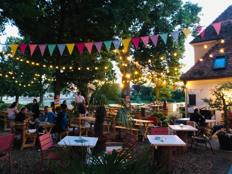 Lichterketten im Biergarten