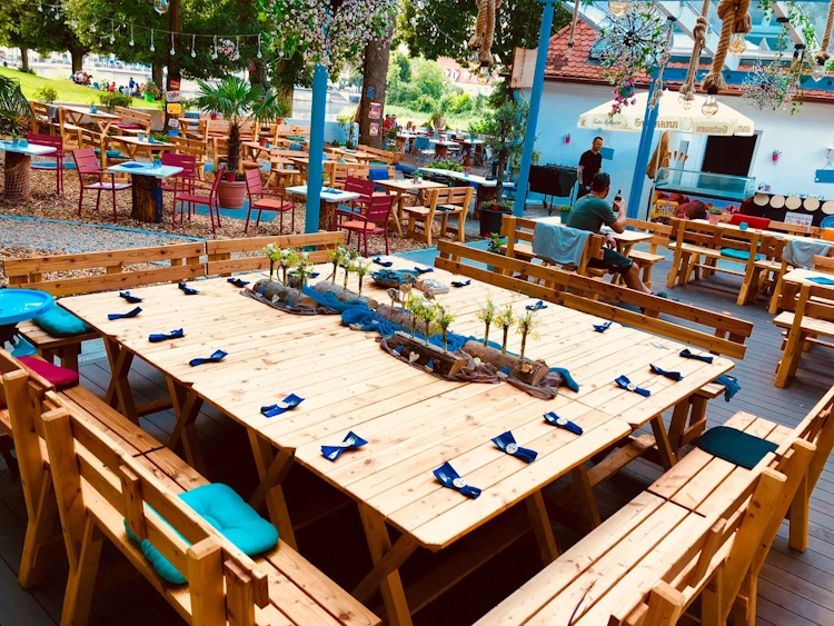 Gedeckter Tisch für eine Feier